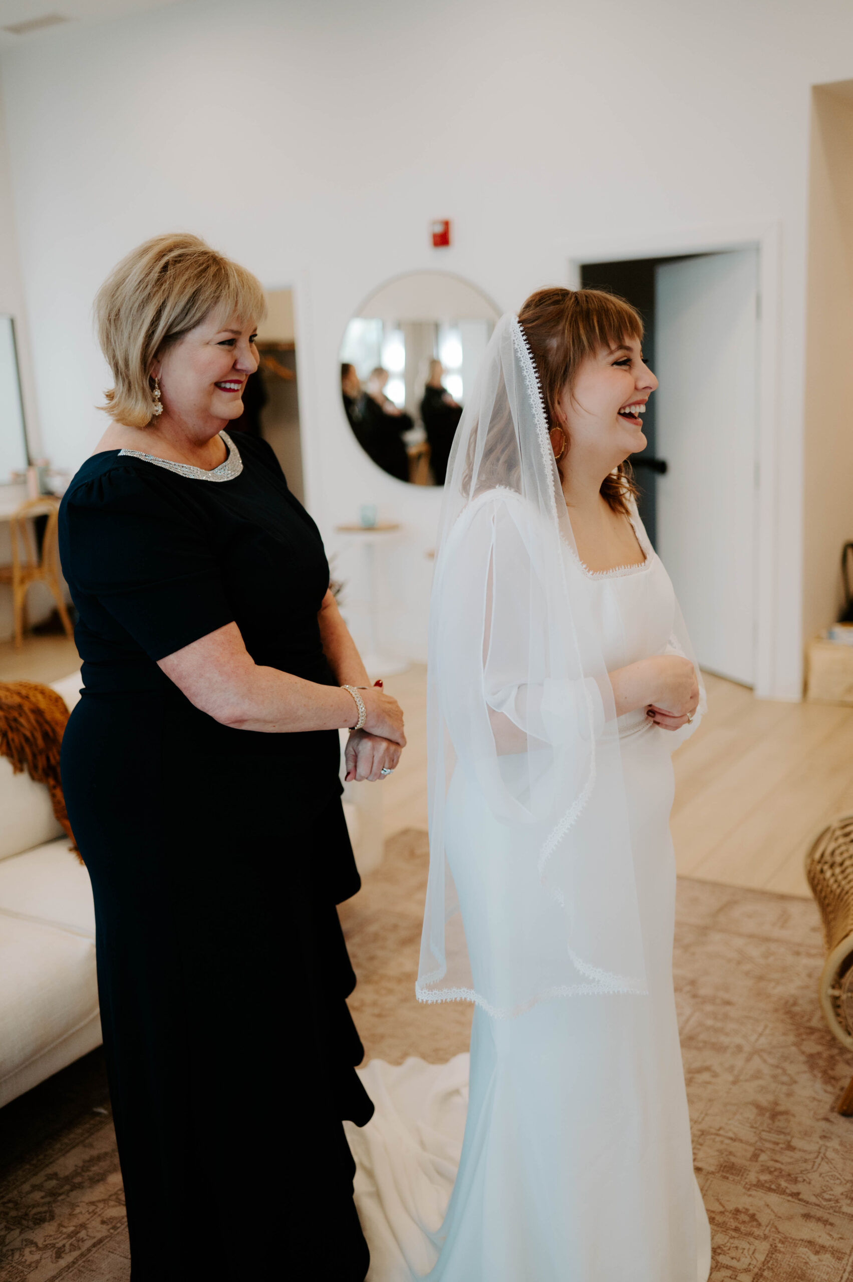 Natalie Tyler Photography getting ready wedding photography, candid, elegant, modern, Minnesota wedding venue